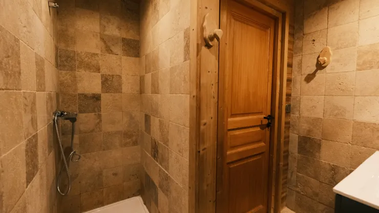 Salle d'eau avec douche italienne