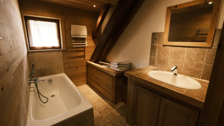 Salle de bain avec baignoire