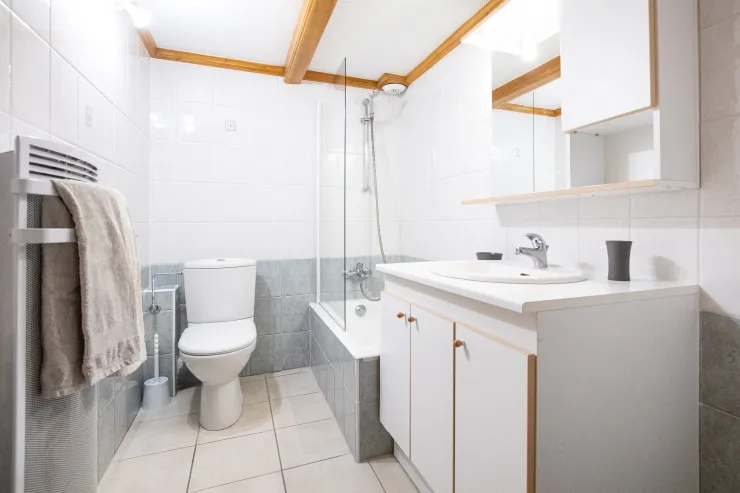 salle de bain avec baignoire 
