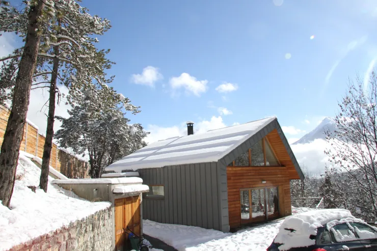 Le chalet vue depuis le portail d'accès à la propriété.