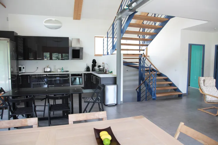 La cuisine vue depuis la salle à manger