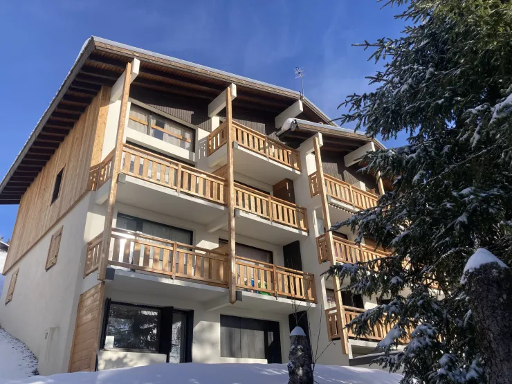Appartement duplex de 40 m2 plus sous pentes, en RDC + 1er étage, dans une petite résidence entièrement rénovée, au calme et à 200 m des commerces, du centre station et des pistes. Balcon plein sud, bénéficiant d'une vue dégagée sans vis à vis.