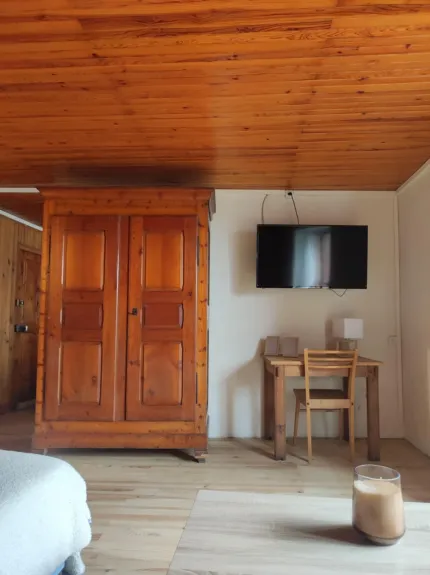 Armoire, bureau, TV du salon