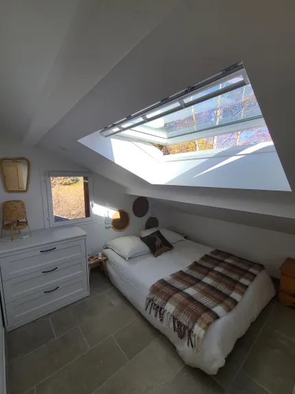 Première chambre avec un lit de 140 et TV