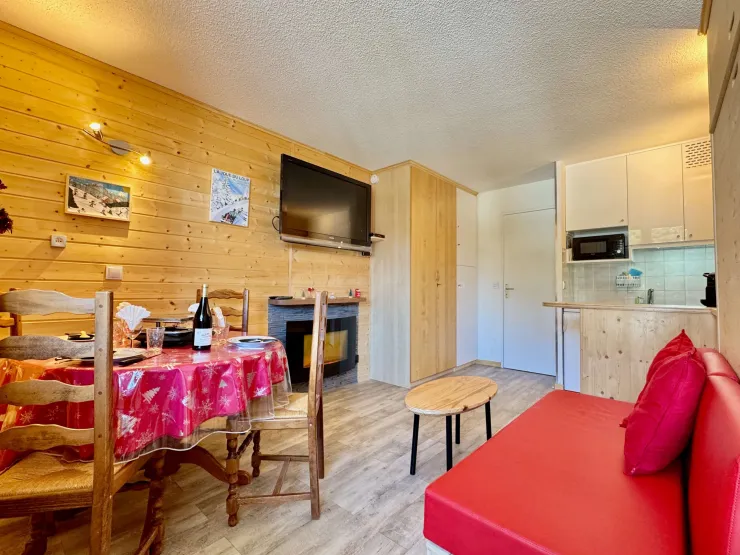 Living room with breakfast table, bench seat, coffee table and bar
