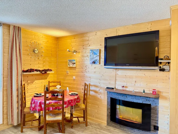 Dining area with large TV, TNT channels, WiFi (4G) and electric fireplace