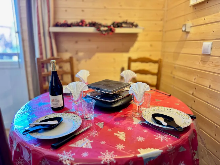 Table for a comfortable lunch for 4, and a delicious raclette.