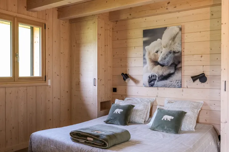 Chambre parentale au rez-de-chaussée avec sa salle d'eau privative