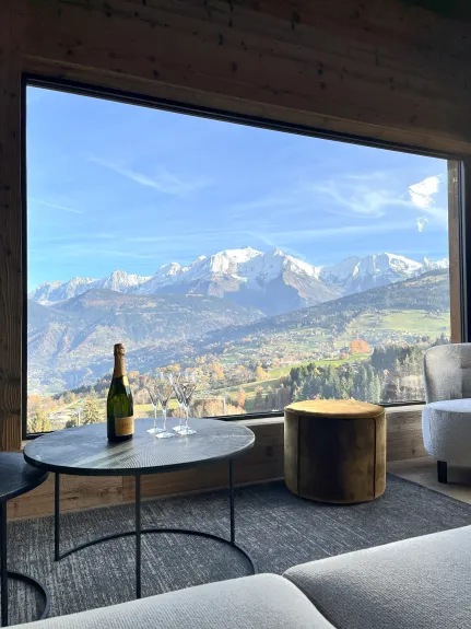 Living room with panoramic view on Mont-Blanc