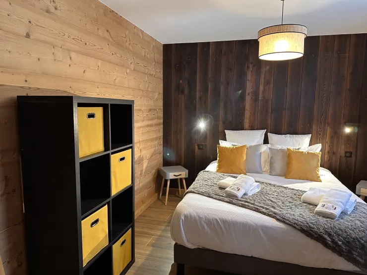 Chambre jaune: 1 lit QUEEN SIZE (160/200)