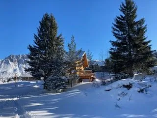 Vue vers les pistes ; départ skis aux pieds