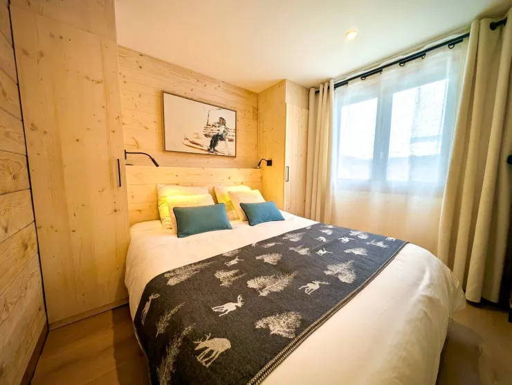 chambre rez de chaussée avec lit en 160 et salle de douche privative