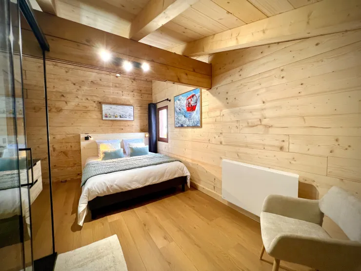 chambre avec lit en 160 et salle de douche privative
