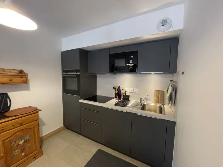 Cuisine toute équipée avec plaque vitrocéramique, four, micro-ondes, lave-vaisselle 
