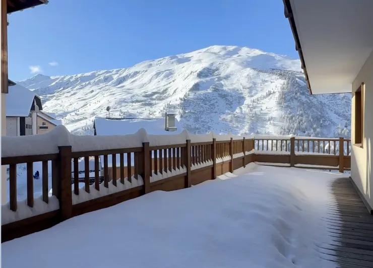 Superb 45m² terrace with unobstructed mountain views.