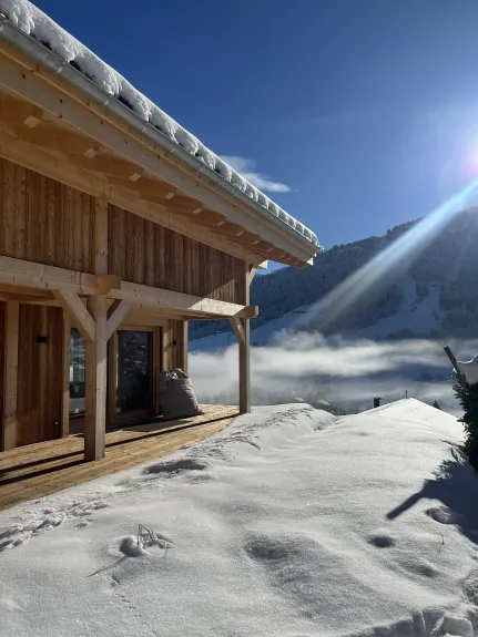 Vue de la terrasse et domaine skiable en hiver
