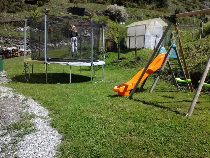 jeux pour les enfants en libre accès dans le jardin été