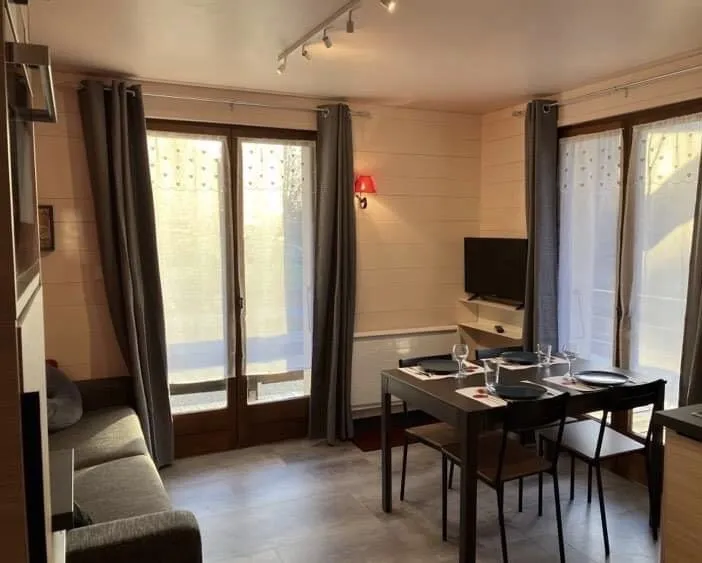 Vue depuis la cuisine avec le canapé lit fermé. 