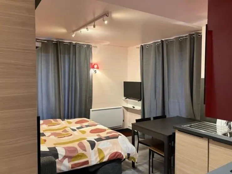 Vue depuis la cuisine avec canapé lit ouvert. Le lit est neuf et fait 160x200 cm, matelas épais et confortable.