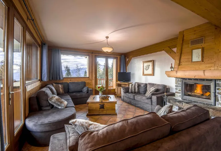 salon cosy  avec cheminée savoyarde