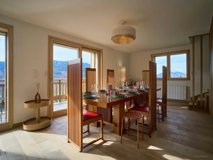 Table à manger (d'autres chaises ont été ajoutées pour compléter la capacité)