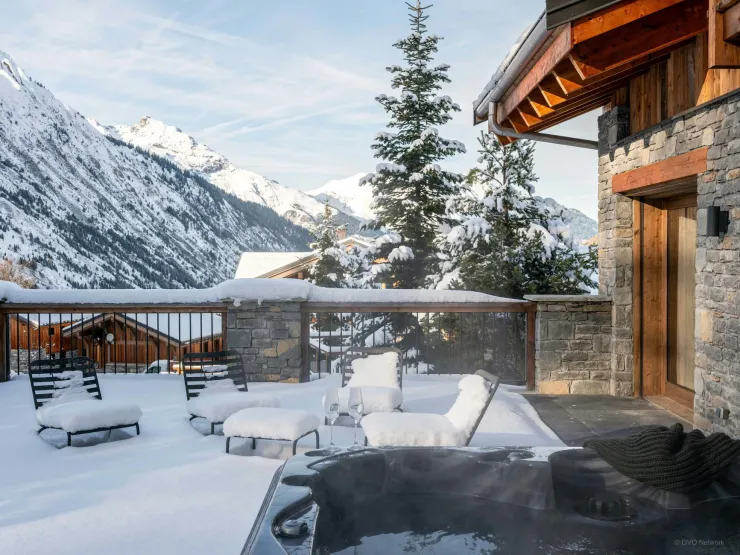 Extérieur hiver avec jacuzzi
