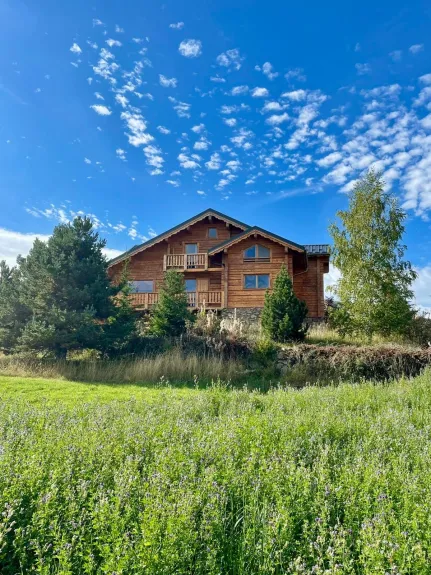 Dans un environnement nature ce chalet authentique et familial de plus de 300 m2 peut accueillir 15 personnes.