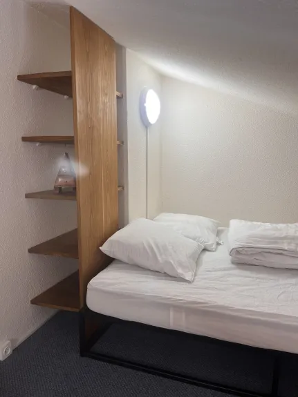 Lit mezzanine 
