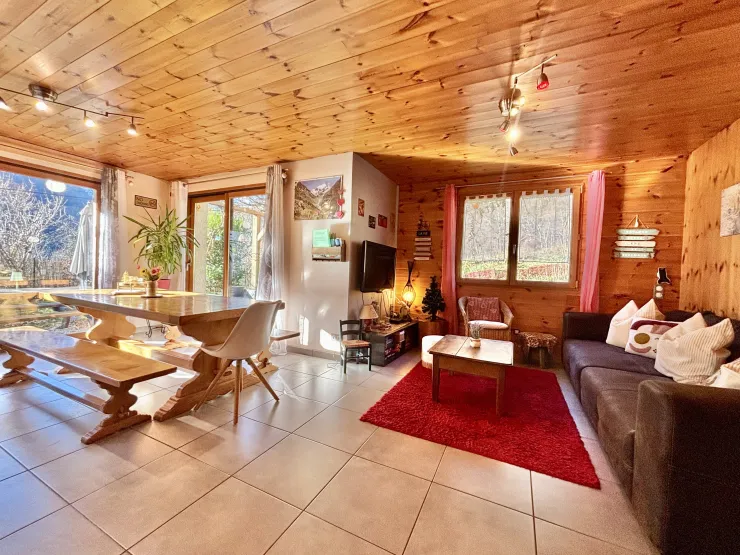 Salon chaleureux et cosy avec grand canapé confort et TV