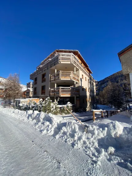 Extérieur de la résidence, l'appartement en rez de jardin (70m2)