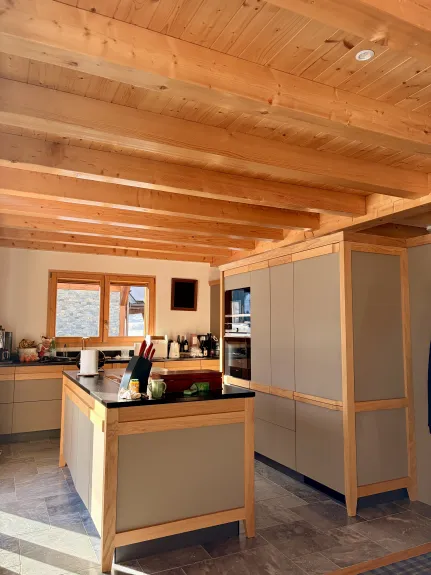 Large kitchen equipped with stove, oven, microwave, dishwasher, coffee machine, and tableware for 10 people.