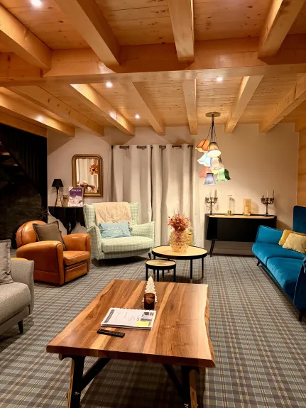 Fully equipped living room with 3 sofas, armchairs and smart TV