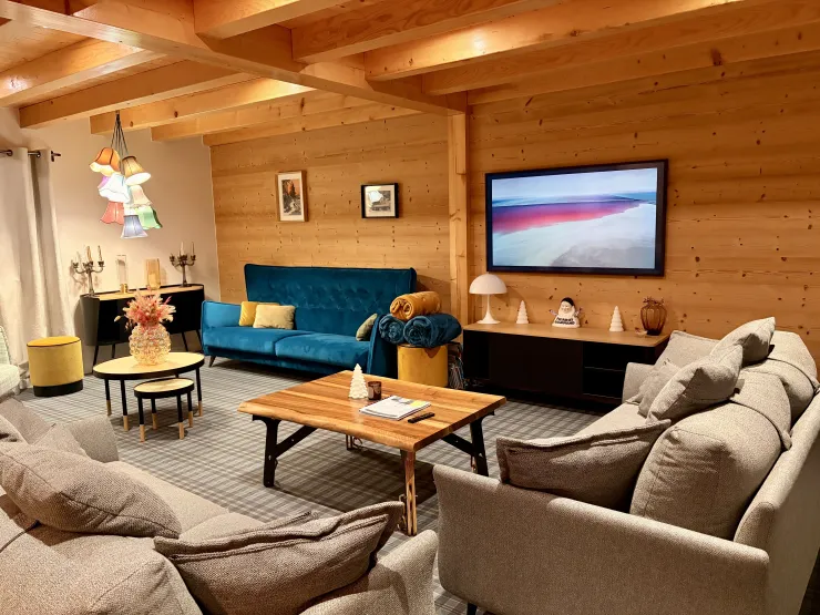 Fully equipped living room with 3 sofas, armchairs and smart TV