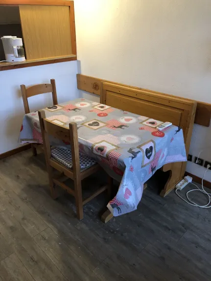 Table  2 chaises un banc