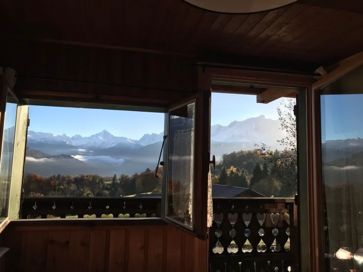 Vue sur toute la chaîne du Mont-Blanc avec balcon depuis la chambre
