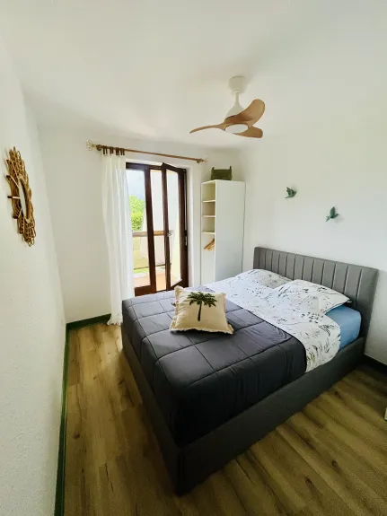 Chambre rénovée, linge de lit soigné, rangements, accès terrasse, volet électrique