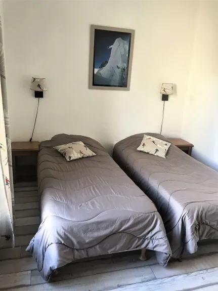 Chambre 2 (1 lit 2 places 140 cm et 2 lits simple)