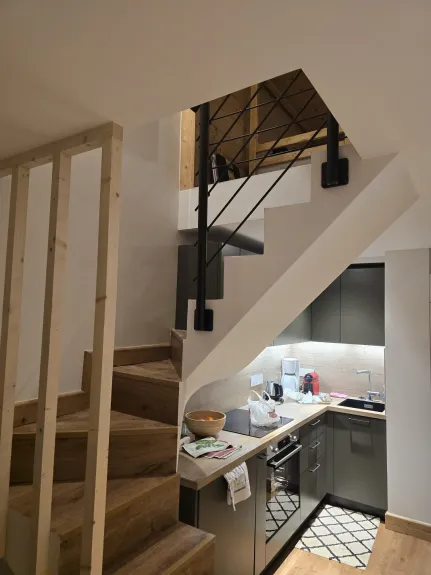 Escalier montant sur le 1er étage avec tous les couchages