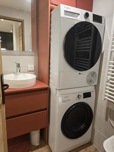 Salle de douche au rdc avec machine à laver et séchante