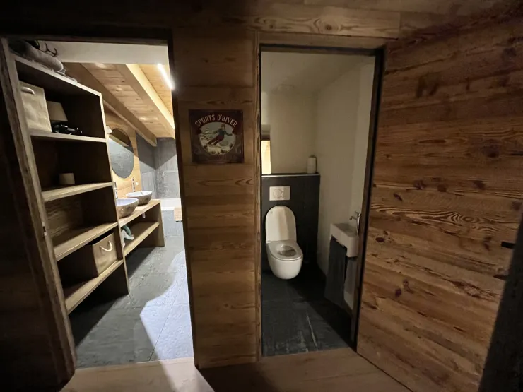 salle de bain, avec baignoire et douche et 2 lavabos 