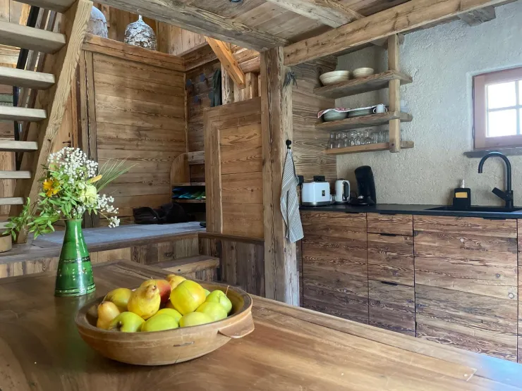 Cuisine rustique conviviale où vous partagerez vos repas devant la baie vitrée qui donne sur le jardin