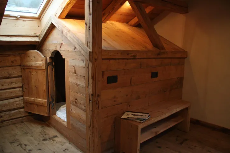 En plus, pour les enfants et les amoureux des cabanes, vous apprécierez de dormir dans un mazot savoyard intégré dans le chalet.