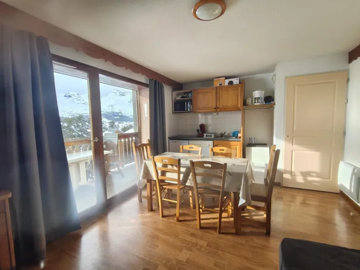 salon avec cuisine équipée, volet électrique, balcon