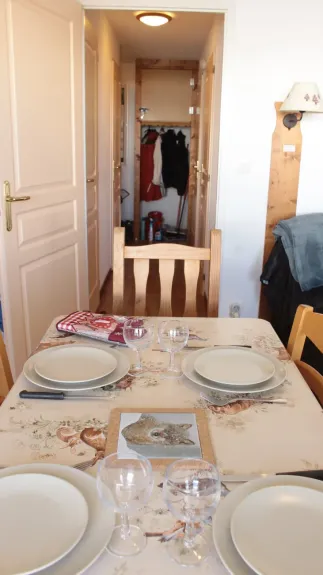table et vue sur le couloir qui distribue sur les 2 chambres, toilettes (séparé), salle de bain et entrée.