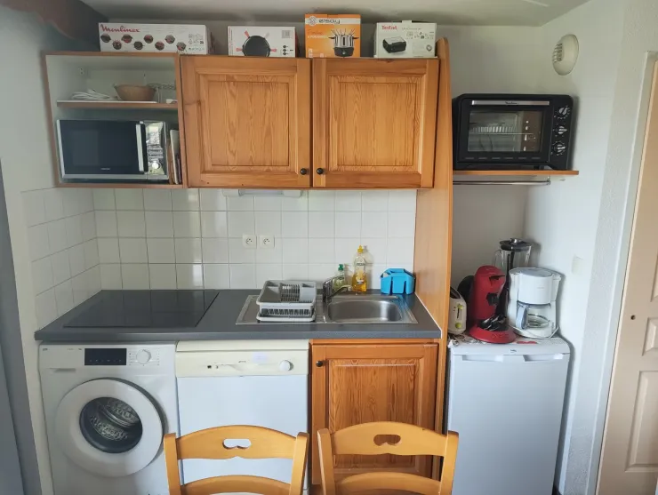 Cuisine équipée avec machine à laver, lave vaisselle, four, four micro onde, réfrigérateur, plaque 4 feux, cafetière, senseo, bouilloire, blender, fondue, raclette, plancha, gaufrier