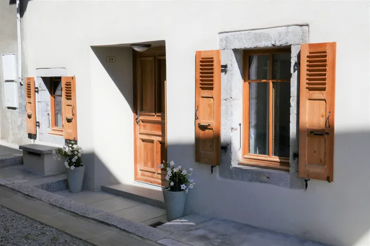Entrée principale depuis l'impasse (été)