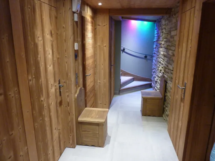 Hall d'entrée avec accès aux locaux techniques et à la chambre Marmotte 