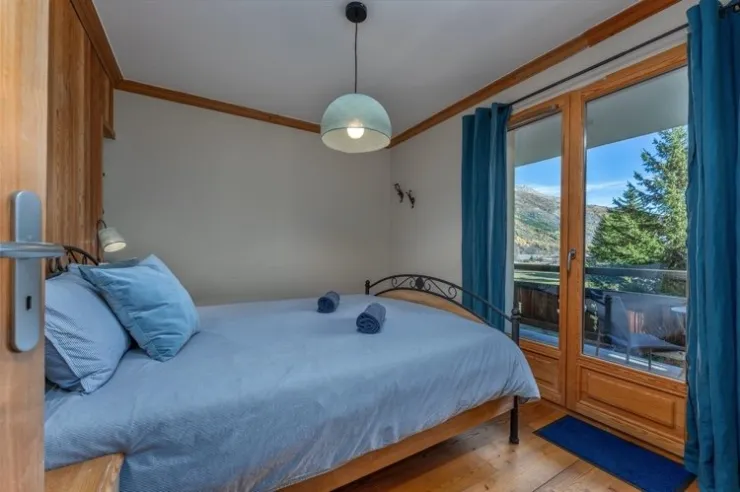 Chambre à lit double de 160 avec un balcon vue montagne et jardin. Idéal pour un petit déjeuner au soleil!