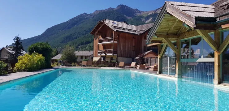 Piscine chauffée hiver-été de 20 mètres sur 8. Plus une pataugeoire enfants en été.