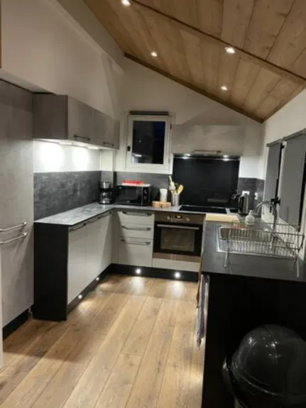 cuisine équipée : four, mircro onde, plaque induction, hotte, réfrigérateur, congélateur, bouilloire, magimix, cafetière filtre, cafetière nespresso capsules, grille-pain, raclette, fondue